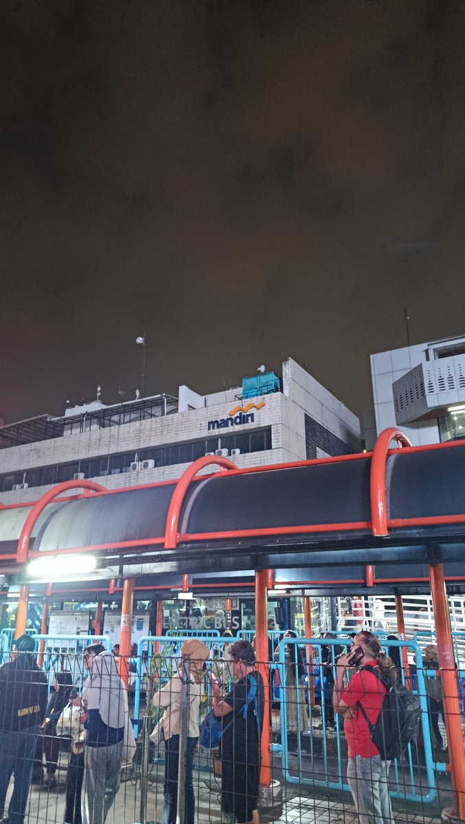 aragxmf's tweet photo. let's go home. https://t.co/yu4ggqfPou