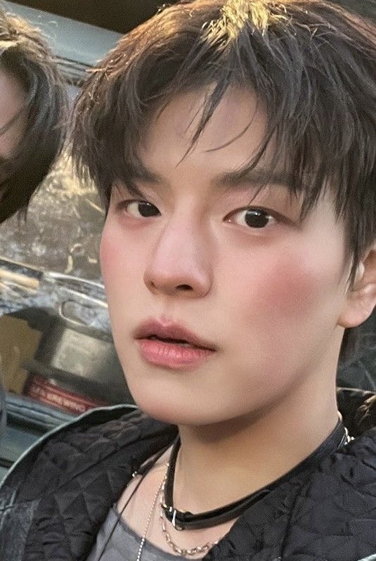 minnieverse0's tweet photo. seungmin looks SO good with heavy blush makeup.. they seriously need to do this makeup look on him more often istg https://t.co/3lKUVPXEne