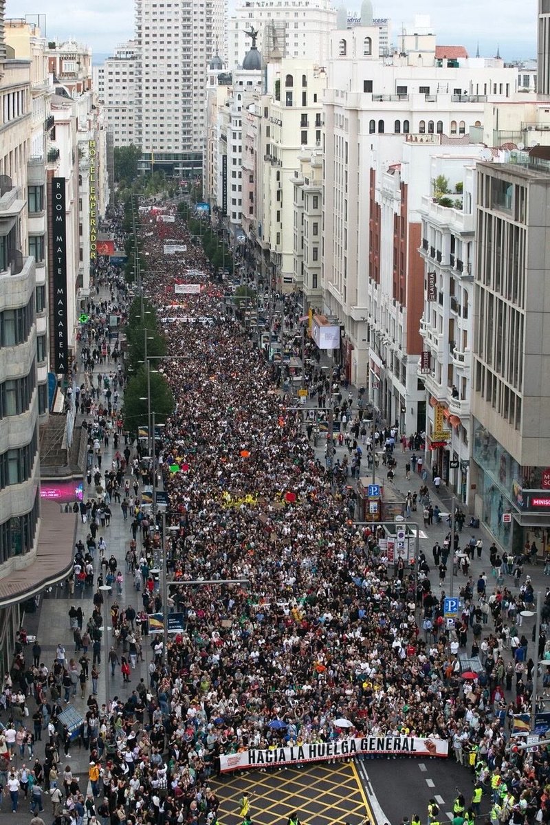 JulenBollain's tweet photo. Luego habrá quien te diga que los jóvenes pasan de todo y que no luchan por sus derechos.

A por ello! https://t.co/TIh9mWjxJc