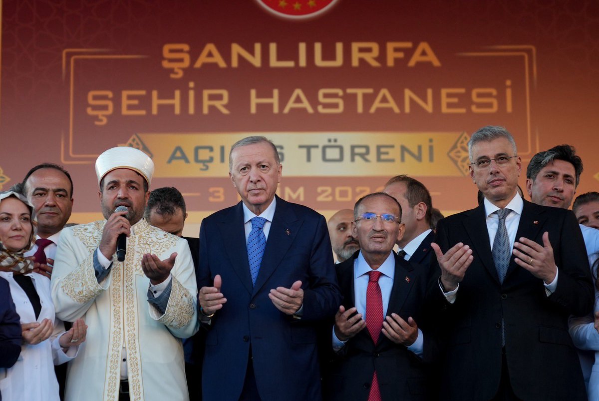 burhanduran's tweet photo. Cumhurbaşkanımız Sayın Recep Tayyip Erdoğan, Şanlıurfa Şehir Hastanesi’nin açılış töreninde yaptığı konuşmada, Şanlıurfa’ya olan vefa borcunu yeni eserler ve hizmetlerle ödemeye gayret ettiklerini ifade etti. 500 bin metrekareye yaklaşan kapalı alanı, 545’i yoğun bakım olmak üzere 2 bin yatak kapasitesi, 451 poliklinik odası ve 6 ameliyathanesiyle Şanlıurfa Şehir Hastanesi’nin şehrin sağlık hizmetlerinde önemli bir ihtiyacı karşılayacağını belirten Cumhurbaşkanımız, hastaneye ulaşımı kolaylaştıracak bağlantı yolu ve köprünün de hizmete sunulduğunu söyledi.

Şanlıurfa’ya bugüne kadar sağlık alanında 61 milyar liralık yatırım yaptıklarını, 129 sağlık tesisi inşa ettiklerini ve sağlık yatırımlarının sürdüğünü aktaran Cumhurbaşkanımız, ulaştırmadan tarıma, turizmden eğitime kadar şehre kazandırılan eserleri de anlattı. Şanlıurfa’nın bölgesindeki stratejik konumuna dikkat çeken Cumhurbaşkanımız, Şanlıurfa-Gaziantep ve Şanlıurfa-Mardin hızlı tren hatlarının projelerinin tamamlandığını ve yatırım programına alındığını belirtti.

Şehrin kalkınmasının güvenlik ve huzur ortamıyla birlikte daha da güçleneceğini ifade eden Cumhurbaşkanımız, Terörsüz Türkiye sürecinde mesafe alındıkça şehirlerin, yaylaların, ovaların ve dağların yeniden canlandığını söyledi. Terörsüz Türkiye hedefiyle Türkiye’nin ve bölgenin geleceğine ilişkin kararlılığını yineleyen Cumhurbaşkanımız, Türkler, Kürtler ve Arapların kardeşlik sancağı altında kenetlenerek huzur, istikrar ve refahın hâkim olduğu bir geleceği birlikte inşa edeceğini ifade etti. Irak’tan Suriye’ye, İran’dan Lübnan’a uzanan coğrafyada barış ve ekonomik kalkınmanın güçlenmesi için çalışacaklarını belirten Cumhurbaşkanımız, Şanlıurfa Şehir Hastanesi’nin şehre ve millete hayırlı olmasını diledi.