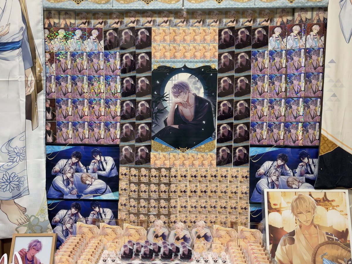 himari_10252's tweet photo. グッズ量の都合もあって、去年の祭壇からは気に入ってるグッズは入れつつも基本その前の年の祭壇に使ったグッズ以外を使って祭壇組むようにしたけど、絶対毎年使うと決めてるのがこの福知山の光秀さんポスター🦊
これは抽選で当たった唯一無二のものなので…そしてこのスチルが好きすぎるので https://t.co/cgVPCOOeLw