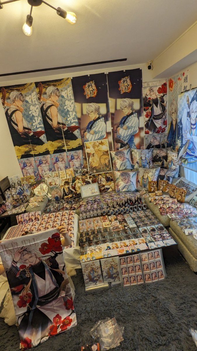 himari_10252's tweet photo. グッズ量の都合もあって、去年の祭壇からは気に入ってるグッズは入れつつも基本その前の年の祭壇に使ったグッズ以外を使って祭壇組むようにしたけど、絶対毎年使うと決めてるのがこの福知山の光秀さんポスター🦊
これは抽選で当たった唯一無二のものなので…そしてこのスチルが好きすぎるので https://t.co/cgVPCOOeLw