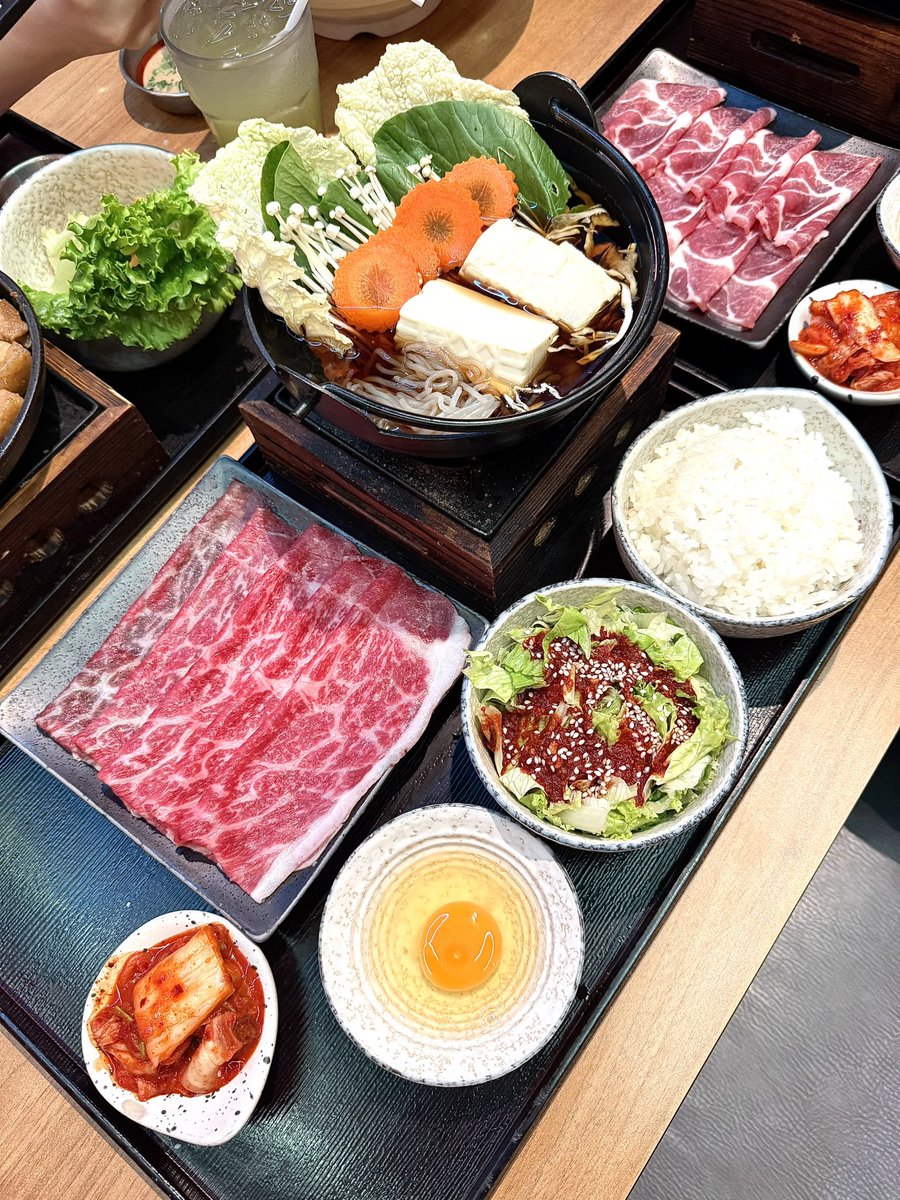praewlovemarc's tweet photo. เลิฟ KaoKaoBom มากกก อาหารอร่อย ราคาไม่ถึง 200 ใจกลางสยามอ่ะ บะหมี่มันปูบอมอร่อยมาก หวานนัวว ให้เนื้อปูมาแบบจุกๆ เซ็ตหมูสามชั้นย่างกับสุกี้ยากี้หมูก็อร่อย ให้เยอะ แถมชาเขียวรีฟิลอีก คือกินเซ็ตเดียวก็อิ่มจุกแล้ว อยากกินอีกแล้ว https://t.co/Ttdd0cEee5