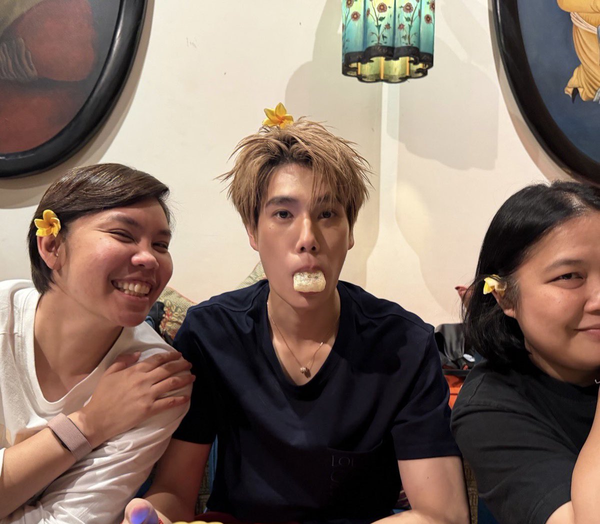 gcfskies's tweet photo. phuwintang makan kerupuk rambak guys.............. 😭 https://t.co/voSk62pjsK