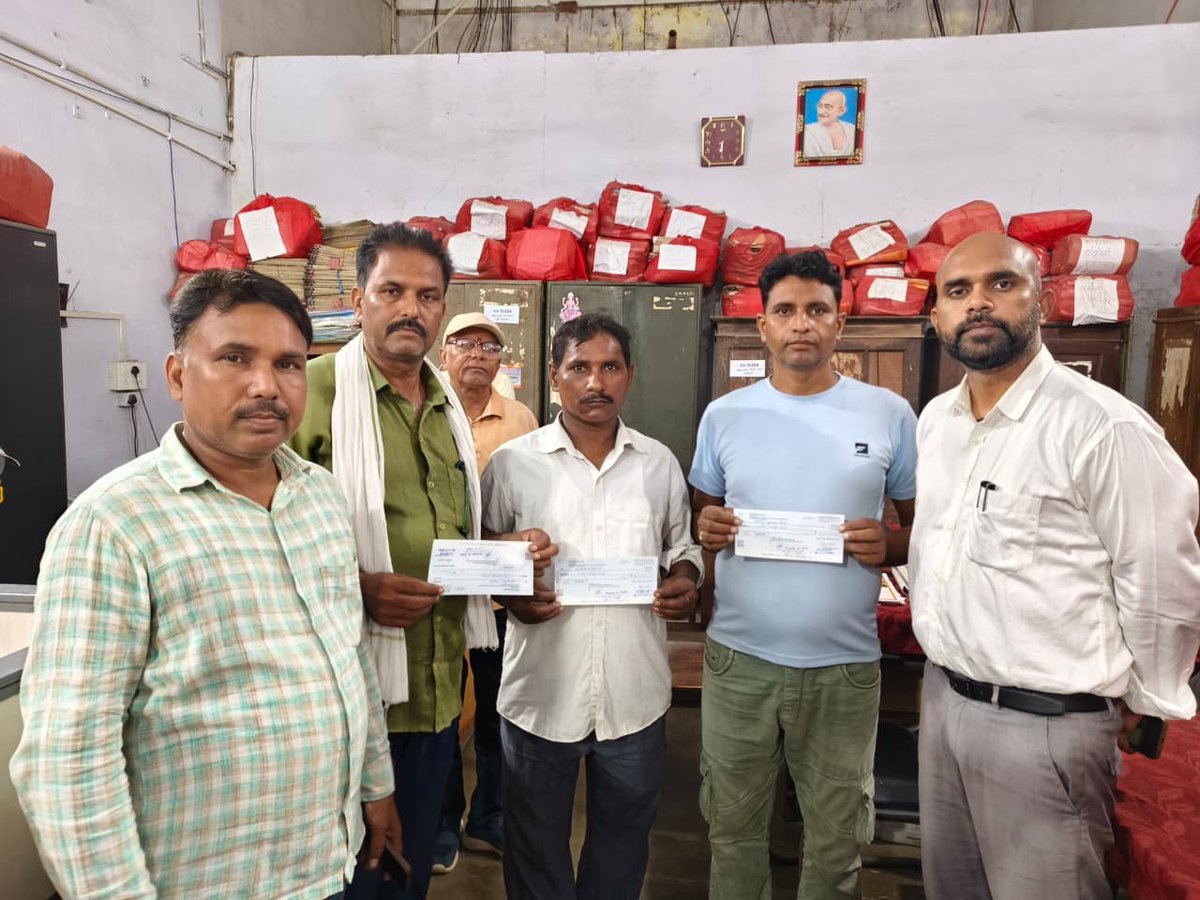 Dm_Motihari's tweet photo. बंजरिया अंचल क्षेत्र में 02 अक्टूबर 2026 को पानी में स्नान करने के क्रम में तीन युवक की मृत्यु हो गई. तीनों मृतक के पिता को मृतक अनुग्रह अनुदान की राशि जिला पदाधिकारी महोदय के निर्देशानुसार चेक के माध्यम से राशि भुगतान कर दिया गया है। @IPRDBihar https://t.co/YjkVKnqW8l
