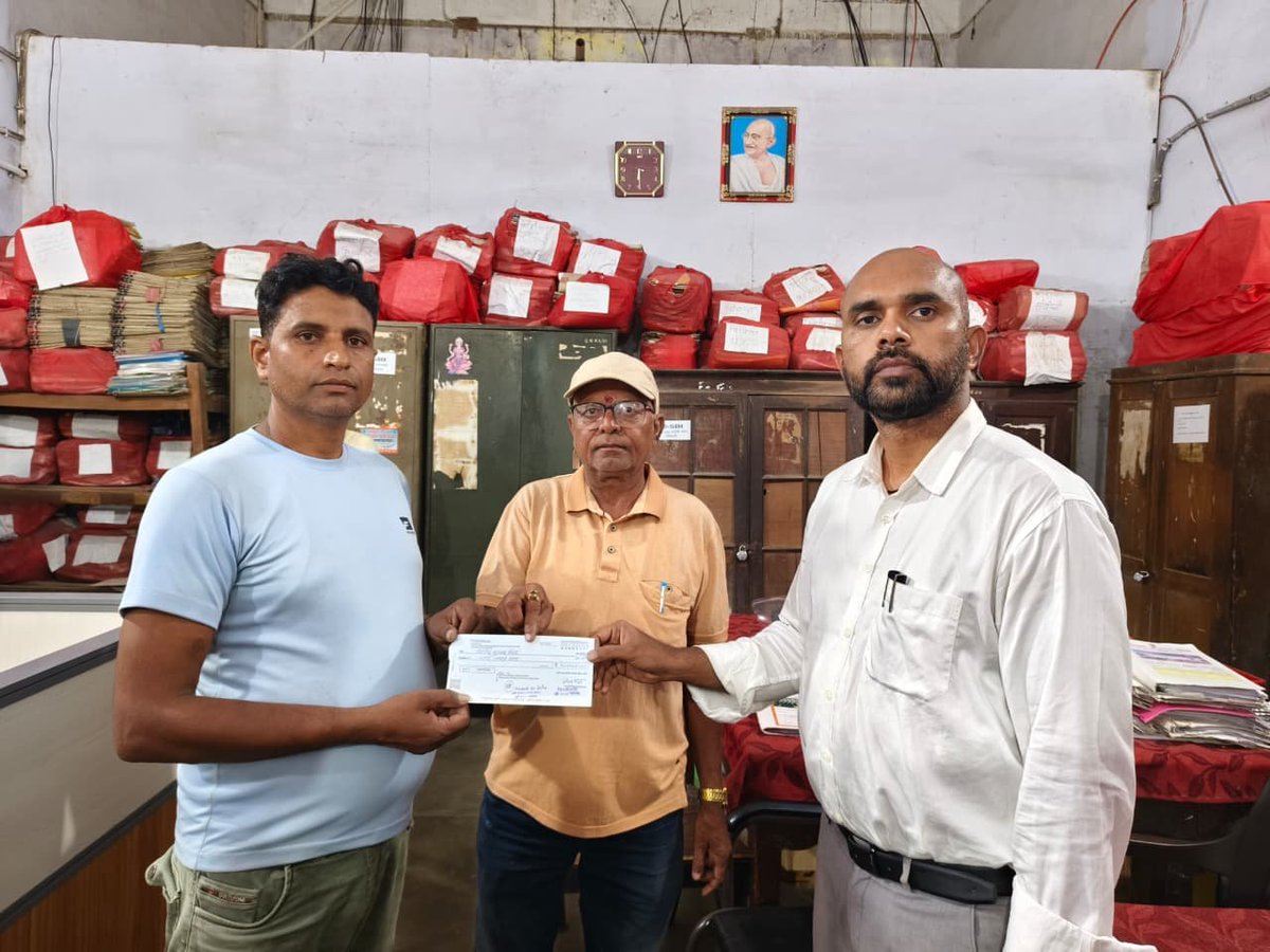 Dm_Motihari's tweet photo. बंजरिया अंचल क्षेत्र में 02 अक्टूबर 2026 को पानी में स्नान करने के क्रम में तीन युवक की मृत्यु हो गई. तीनों मृतक के पिता को मृतक अनुग्रह अनुदान की राशि जिला पदाधिकारी महोदय के निर्देशानुसार चेक के माध्यम से राशि भुगतान कर दिया गया है। @IPRDBihar https://t.co/YjkVKnqW8l