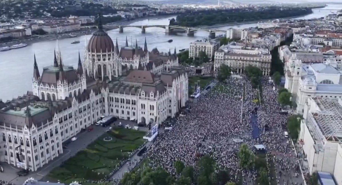LOrion's tweet photo. @magyarpeterMP I should hope! #TISZA helps the people not corrupt grifters like #Irbans crew that stole all #Hungary   #NationsalAssets! 
KEEP IT UP .. for the people. https://t.co/UsAIDXnWZl