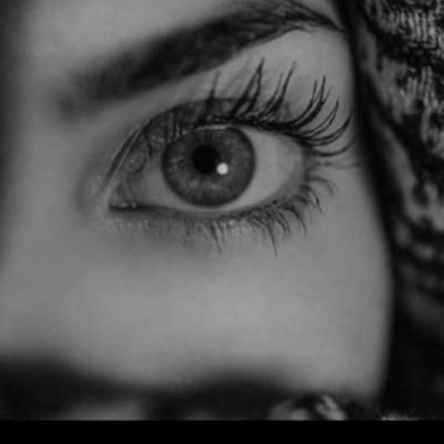 hyuzria's tweet photo. الكتابة عنك ..
عمل محفوف بالحب  والخوف والألم.  
لاادري كم سيكلفني الأمر. 
لكنني سأكتب.  بقلمي الإلكتروني..
وبعد أن تقراء لاتسأل شي .

فقط أغلق  جميع النوافذ من حولك .
واطفىء أضواء الازدحام ..
وابقي لي وحدي .
بعدها تعرف كم أحبك وكم اخاف عليك .. https://t.co/7fPXHS5YCK