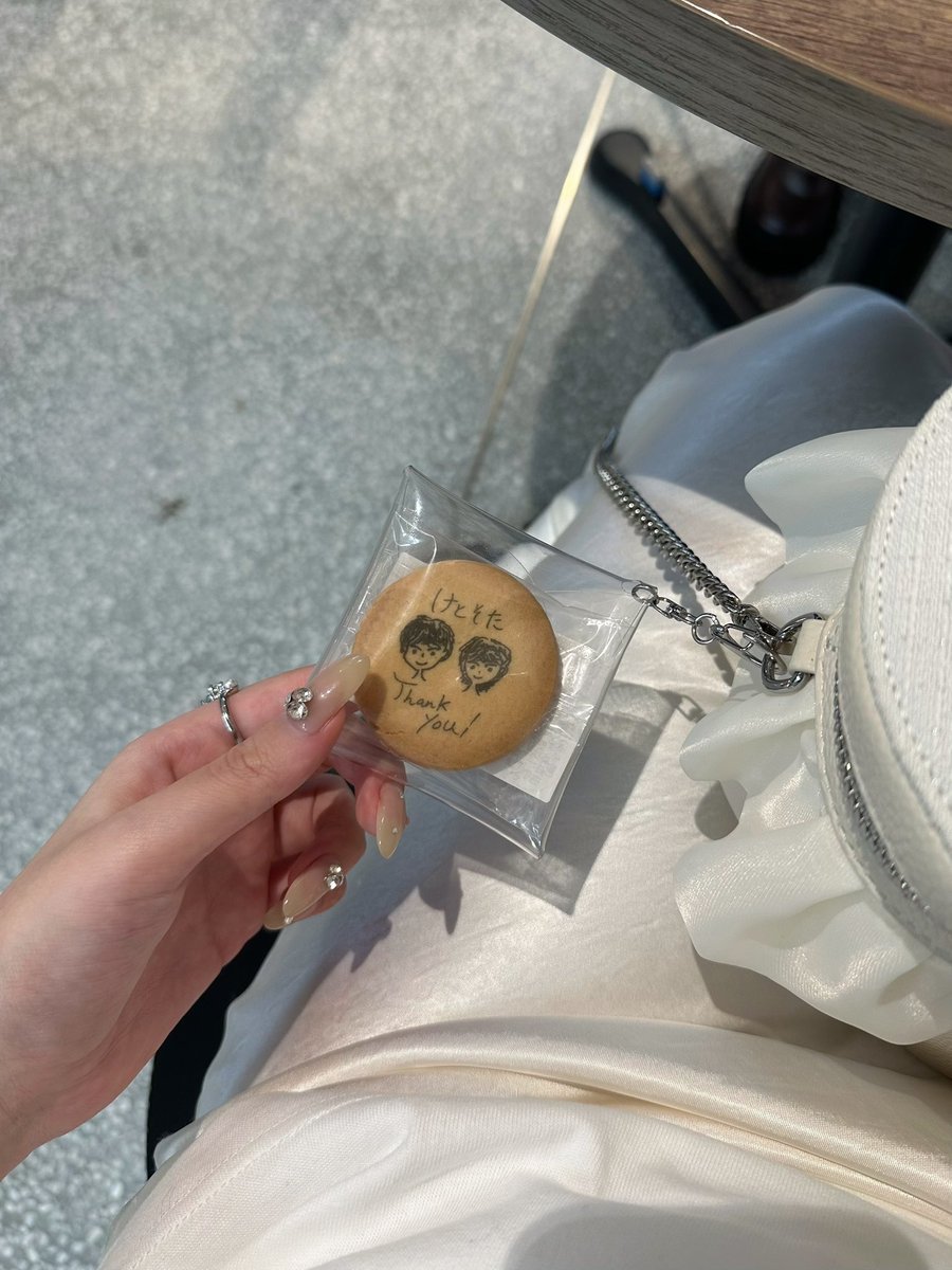 nw_fnt's tweet photo. クッキー（本物）をカバンからぶら下げるアラサー激ヤバ女、山口にて爆誕🍪💚🩵 https://t.co/emEaeuzhBp