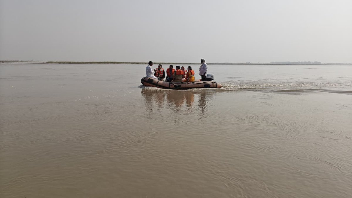 DmHapur's tweet photo. आगामी कार्तिक पूर्णिमा मेले की तैयारियों के दृष्टिगत मेला स्थल का स्थलीय निरीक्षण किया गया। निरीक्षण के दौरान घाट निर्माण हेतु चिन्हित भूमि, जल स्तर एवं पहुंच मार्गों का जायजा लिया गया।
लेखपाल एवं सिंचाई विभाग को भूमि पैमाइश कर समतलीकरण शीघ्र प्रारंभ करने के निर्देश दिए गए। घाटों को चौड़ा, मजबूत एवं फिसलन रहित बनाने के साथ श्रद्धालुओं की सुविधा सुनिश्चित करने पर बल दिया गया।
मेला स्थल तक जाने वाले संकरे एवं क्षतिग्रस्त मार्गों को देखते हुए PWD एवं नगर पालिका को सभी संपर्क मार्गों की मरम्मत, चौड़ीकरण एवं साफ-सफाई कार्य मेले से पूर्व पूर्ण करने के निर्देश दिए गए, ताकि यातायात व्यवस्था सुचारू बनी रहे।
@CMOfficeUP @ChiefSecyUP @CommissionerMe3