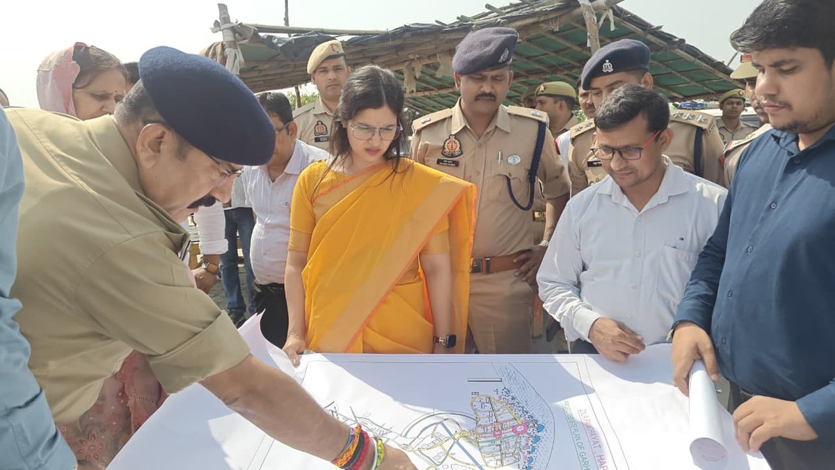 DmHapur's tweet photo. आगामी कार्तिक पूर्णिमा मेले की तैयारियों के दृष्टिगत मेला स्थल का स्थलीय निरीक्षण किया गया। निरीक्षण के दौरान घाट निर्माण हेतु चिन्हित भूमि, जल स्तर एवं पहुंच मार्गों का जायजा लिया गया।
लेखपाल एवं सिंचाई विभाग को भूमि पैमाइश कर समतलीकरण शीघ्र प्रारंभ करने के निर्देश दिए गए। घाटों को चौड़ा, मजबूत एवं फिसलन रहित बनाने के साथ श्रद्धालुओं की सुविधा सुनिश्चित करने पर बल दिया गया।
मेला स्थल तक जाने वाले संकरे एवं क्षतिग्रस्त मार्गों को देखते हुए PWD एवं नगर पालिका को सभी संपर्क मार्गों की मरम्मत, चौड़ीकरण एवं साफ-सफाई कार्य मेले से पूर्व पूर्ण करने के निर्देश दिए गए, ताकि यातायात व्यवस्था सुचारू बनी रहे।
@CMOfficeUP @ChiefSecyUP @CommissionerMe3