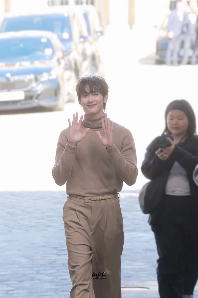 forjrf_'s tweet photo. Recap🫳🏻🤍🍅
BOOK X CELINE PFW27
@kasibook 
#BookKasidet
#Celine #CelineEte2027

ถึงพี่บุ๊คด้วย ((จะเห็นมั้ยน้า))
ออออบินจากจอเจียมาหาพี่บุ๊คที่ปารีสค่ะ เป็นการตัดสินใจแบบกระทันหันหลังจากเครียดมา1เดือน โดนค่าตั๋วไปเกือบ60k เพราะจองวันที่บินเลย แล้วก็เกือบตกเครื่อง ไม่พอต้องไปเปลี่ยนเครื่องที่อิสตันบูเพราะไฟลท์บินตรงมีแค่ไฟลท์เดียว(บินไม่ทันเพราะตัดสินใจช้า เครียดเรื่องฟอส) มาถึงปารีสตอนเกือบ10โมง เช็คอินรรไม่ได้ ไม่ได้นอนแล้วก็เหนื่อยมากๆ แต่ต้องรีบออกไปหน้างานซึ่ง งมทางไปเอา เน็ตก็ช้า ไม่เคยมาเลย แต่อยากเจอพี่บุ๊คมากๆเลยต้องสู้ ไปถึงคนเยอะมาก เกือบหาที่อยู่ไม่ได้ ตอนแรกกะไปเร็วคือตั้งใจบินก่อนวันงาน เพราะตั้งใจไปบอกพี่บุ๊คว่ามีคนไทยมารอเจอพี่บุ๊คด้วย แต่จบละชีวิตป้า ได้อยู่หลังแต่ไม่เป็นไร ((หนูเก่งม้าย))

ขอชมพี่บุ๊ค รอบนี้พี่บุ๊คไม่ได้ดูประหม่าอะไรแล้ว ทำออกมาได้ดีมากๆ look ของพี่บุ๊ควันนี้คือถูกต้องมาก พี่บุ๊คเป็นคนผิวขาวอยู่แล้ว สีชุดวันนี้ยิ่งช่วยขับผิวไปอีก ออร่าเปล่งประกายออกมาเลย อยากขอปรขมือให้กับคนที่เลือกชุด ขอบคุณพี่หมูแบงค์ ที่เนรมิตรลุคของพี่บุ๊คออกมาได้ดีมากๆ ตอนพี่บุ๊คเข้ามาคือทุกคนรัวชัตเตอร์กันเต็มเลย คนข้างๆเอาแต่ร้องโอ้ว้าว แล้วที่เก่งมากๆคือพี่บุ๊คสัมสื่อนอกแบบยืนคนเดียว คุยกับอตฟ.ด้วยภาษาอังกฤษ เก่งมาก ภูมิใจในตัวพี่บุ๊คมาก ที่ขาดไม่ได้ แม่ยุ้ยที่เดินข้างบุ๊คคอยเก็บภ่พบรรยากาศโมเม้นของบุ๊คในงาน  ขอบคุณมากๆค่ะ ต่อไปนี้อยากให้พี่บุ๊คมั่นใจในตัวเองเยอะๆได้เลยนะคะ ทุกอย่างออกมาดีเกินคาดมาก 

หวังว่าหลังจบงานนี้จะได้รับข่าวดีนะคะ แล้วเจอกันใหม่ รอบหน้าขอเจอแบบมีฟอสด้วยน้า รักพี่บุ๊คค่ะ🤍🫶🏻
