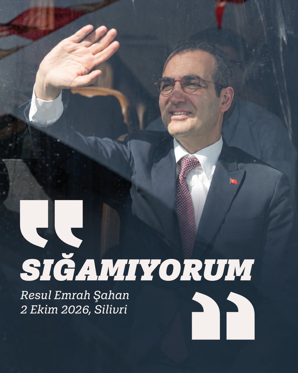 REmrahSahann's tweet photo. Sığamıyorum…

On iki metrekare.

Bir sağa yürüyorum, bir sola. Eskiden başım dönerdi, şimdi dönmüyor. 
Çünkü buradan baktığımda gördüğüm dört duvar değil, memleket.

Bir emekli, "onuru için" canına kıymış. Şişli'de gencecik bir çocuk hayatına son vermiş. Biri onurunu, öbürü geleceğini kaybettiğine yanan iki insan. İki kuşak, iki çaresizlik.

Tarihimizde görülmemiş ölçekte bir yolsuzlukla, fonlarla soyulmuş. Siyaset de bunun tam ortasında kalmış ama asıl soru sorulmamış. Bu sistem nasıl kurulmuş, nasıl ayakta kalmış? Üç beş isim gözden çıkarılmış, arınıyoruz denmiş. Sanki böyle hesap sorulurmuş gibi...

Bir milyondan fazla sosyal medya hesabı kapatılmış. Gazeteciler, sanatçılar… Herkes bir torbaya atılmış ve susturulmuş.

Bir de susturulmaya bile gerek kalmadan susanlar… Hepsi aynı cümleye sığınmış. “Ben yalnızca kentime hizmet peşindeyim…” Doğrusu, hizmet korkunun kılıfı olmuş.

Oysa “Başıma bir şey gelmesin” diye susan insan her gün biraz daha eksildiğinin farkına bile varmamış.

Önce seslerinden, sonra yüzlerinden, en sonunda da onları oraya taşıyan insanların güveninden olduklarının… Gençleri suskun, umutsuz, geleceksiz bıraktıklarının…

Susmayanlarsa tutsak. Onlarla birlikte milletin iradesi de. 

Sandıktan çıkan umut, seçilmeyenlerin eline geçmiş. Onlar da o koltukları anasının ak sütü gibi helal saymış. Vekil olduklarını çoktan unutmuş, sırtlarını yasladıkları duvarların kendilerini o koltuklara sığdıracağına inanmış.

Ve hiçbir duvarın ardına sığmayan o umut: Barış…

Bu toprakların belki de en önemli eşiği. Yüz yıllık bir yaranın kapanabileceğine dair bir ihtimal.

Bu eşiği iç cephe, ortak gelecek sözleriyle oyalamak… Sakızcı Memo'yu duymamak… Kürt'ü yok sayıp Kürt adına konuşmak… Hâlâ barışa inanan insanların umudunu bir yönetme aracına dönüştürmek…

Bu memleket bu umutsuzluğa sığar mı? Görmüyor musunuz, onu taşıyanlar yorgun ama vazgeçmiş değil.

Şimdi Meclis açıldı. Bu milletin en yüce temsil evi kapılarını yeniden açtı.

Zamanımızın en önemli sürecinin raporu da orada duruyor. 

Yedinci madde. İmzalar. 

Vekillerin, bütün siyasi partilerin imzasıyla millete verilmiş bir söz…

O söz hâlâ orada duruyor. 

Siyaset ise hâlâ eski ezberlerin, eski kavgaların içinde çıkış arıyor. 

Oysa camın öbür yanında kendine yer arayan koca bir kuşak bekliyor.

Peki camın iki yanı nasıl buluşacak? Dar ve eskimiş siyasetin ötesine nasıl geçeceğiz?

Belki önce bu memleketin hiçbirimizin tek başına taşıyamayacağı kadar büyük, hiçbirimizin dışında kalamayacağı kadar ortak olduğunu kabul ederek. Bu düzenin ne kadar çürüdüğünü söylemek artık yetmiyor çünkü. Çürüyeni anlatmak kolay. Mesele, yerine ne koyacağımızda.

Herkesin sığabileceği bir siyaset lazım bize. 

Sandıktan çıkan iradenin kapıda bekletilmediği, gençlerin camı kırmadan içeri girebildiği, barışın bir vaat değil ortak bir gelecek olduğu, korkunun değil çokluğun konuştuğu bir siyaset.
Bu artık hepimiz için demokratik bir düzeni birlikte kurma meselesi. Ama böyle bir düzen kolay kurulmaz. Herkesin kendi mahallesinden, kendi partisinden, kendi ezberinden dışarı çıkmasını ister. Bize anlatılan her hikâyeye razı olmayan, sessizliği sağduyu sanmayan bir cesaret ister…

Kendi alanından çıkmaya korkanlar hâlâ aynı soruyu soruyor. Bu ülkenin çocuklarından, ortak geleceğinden önce ben ne olacağım, partim ne olacak…

Bilsinler ki tarih, bu ülke nefesini tutmuş beklerken siz neredeydiniz diye soracak. 
Çünkü bu dönem hiçbir hesaba sığmayacak kadar ağır bir yük. 

Ali'nin onurunun, Batuhan'ın yarım kalan hayatının,evlatlarımızın hasretinin, Meclis'e gelemeyen Can Atalay'ın, haksız yere tutuklu yargılanan seçilmişlerin ve bürokratların, barışın umuduyla bekleyen Kürt'ün, ortak gelecek sözüyle kandırılıp kandırılmadığını soran milyonların, ailelerimizin, küçük çocuklarımızın ve gerçekten ORTAK GELECEĞİMİZİN yükü…

Bu yük Meclis'in, bütün siyasetin, hepimizin omzunda.

Ya bu yükü kaldıracağız ya da hep birlikte bu meydandadara çıkacağız.