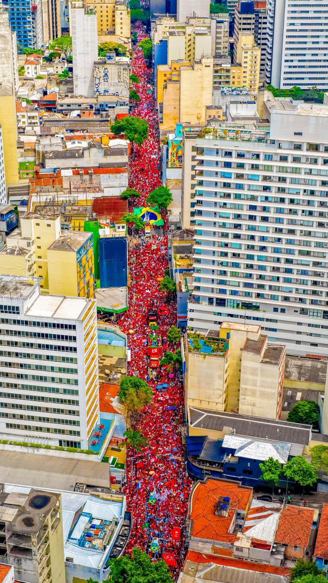 ptbrasil's tweet photo. URGENTE! Ricardo Stuckert acaba de registrar a maior multidão de toda sua carreira. Essa é a rua Augusta neste exato momento. A última dança de Luiz Inácio Lula da Silva! É amanhã! #VOTE13 🇧🇷⭐️ https://t.co/ORkn033MLk