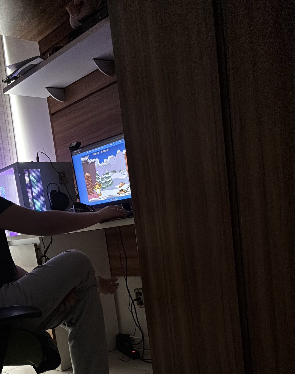 koirodosz's tweet photo. namorado dela deitadinho e ela jogando club penguim acabou o mundo https://t.co/q99S0dsGDO