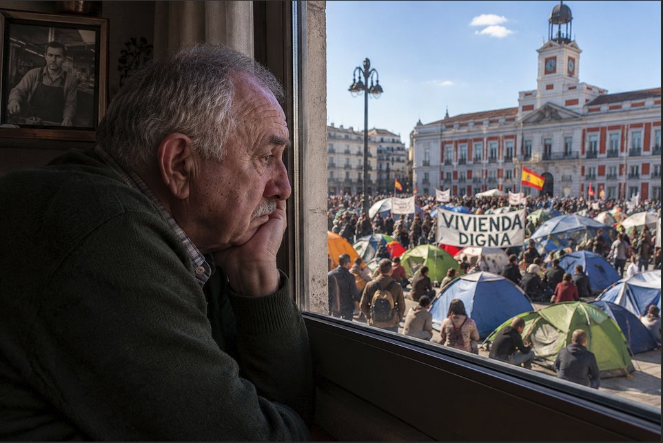 JotaGeneracionX's tweet photo. El señor Juan tiene 83 años y dos pisos. Según Podemos, es un especulador y un fondo buitre. Trabajó 45 años en una fábrica y, ahorrando toda su vida, se compró un piso y heredó otro de sus padres, ya fallecidos. Este último lo alquiló para que la pensión le llegara a fin de mes. Paga IBI, comunidad, seguro y el arreglo de la caldera cuando peta, por duplicado.

Según el Banco de España, es el casero típico: el 92 % del alquiler está en manos de particulares como él. Los fondos, el 8 %. Pero en el relato de Sánchez y Podemos, Juan no existe. Existe el «fondo buitre». Así que le ponen tope al alquiler, le alargan el contrato a la fuerza y le explican que especula. Si el inquilino deja de pagar, Juan, que espere.

Total, es un rentista. Al otro lado, Nico, 26 años. No trabaja, no busca y ha decidido que el piso de Juan le corresponde. Entra, cambia la cerradura y cuelga una pancarta: «La vivienda es un derecho, no un negocio». En la tele sale como víctima del mercado. El ministro habla de ilegalizar a los «desgraciados» fondos. Nadie pregunta de quién es la casa.

Meses después, el piso sale del mercado. Juan lo deja vacío o lo vende. Nico busca otro. Y el Gobierno, sorprendido, anuncia que hay que regular más a los fondos buitre. El 92 % de Juan aplaude desde el sofá. O mejor dicho, no aplaude: ya no alquila.