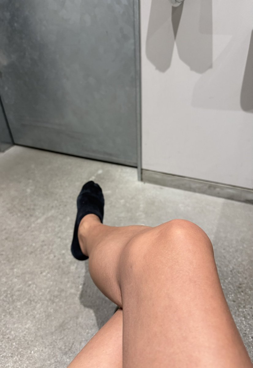 urotaz's tweet photo. 今日は2名とフェチ活してきました
太ももコキで射精させたり
足裏を舐めさせたり
連履き靴下を臭わせたり
太ももがベトベトになった
#太ももコキ #足裏 #脚フェチ #フェチ活 #踏み活 https://t.co/aGSxAGjYad
