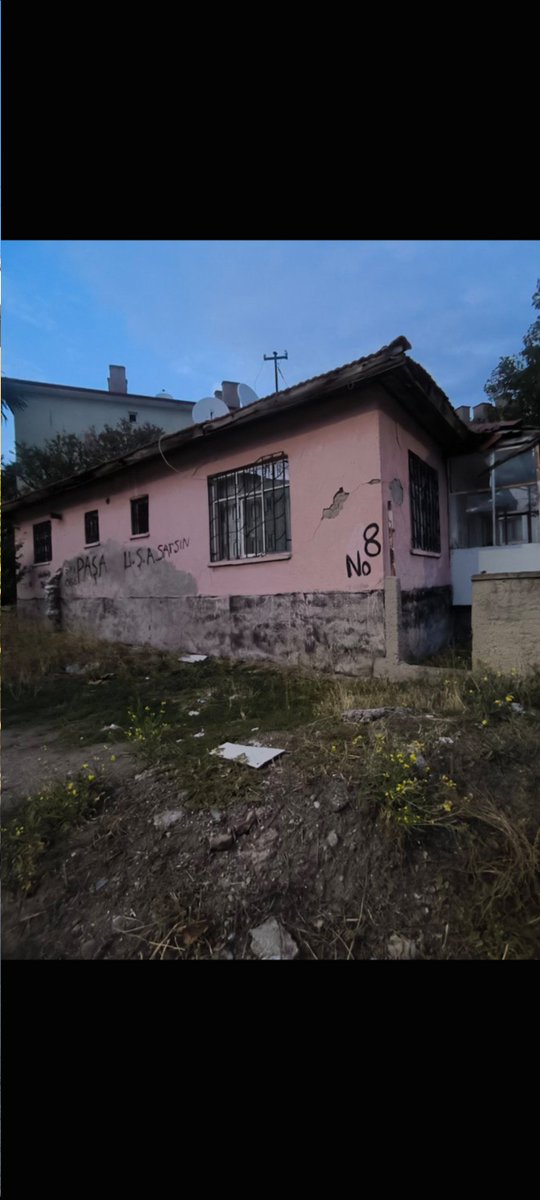 EfeKn89840's tweet photo. Keciören yani Ankara merkezi ilçelerde

Hala moderniteye direnen 
10larca bina var keciören yerlisinin
Bulunduğu 

Bunu da az sayıdaki duyarlı vatandaşa
Borçluyuz ki 8 fotoda ortada burda

Ankara da 18 kırsal tarihi ilçede 
Hala yerli nüfus ve bu binalar baskin https://t.co/vQYXBOEswI