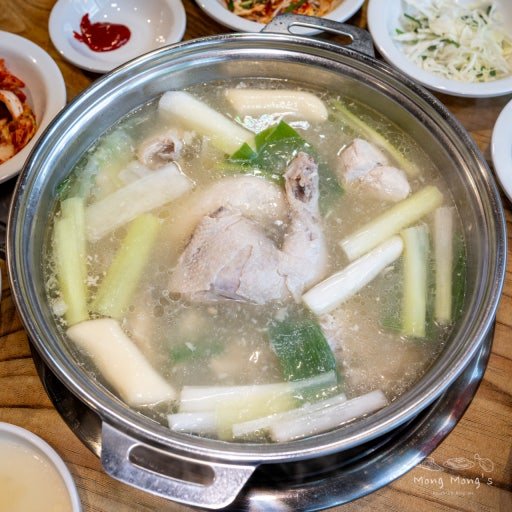 hhh0321's tweet photo. MCの時にAdoが食べたと言っていた料理たち

1. 닭한마리
2. 칼국수
3. 바나나우유
4. 초코에몽 https://t.co/eeAP4MwRXR