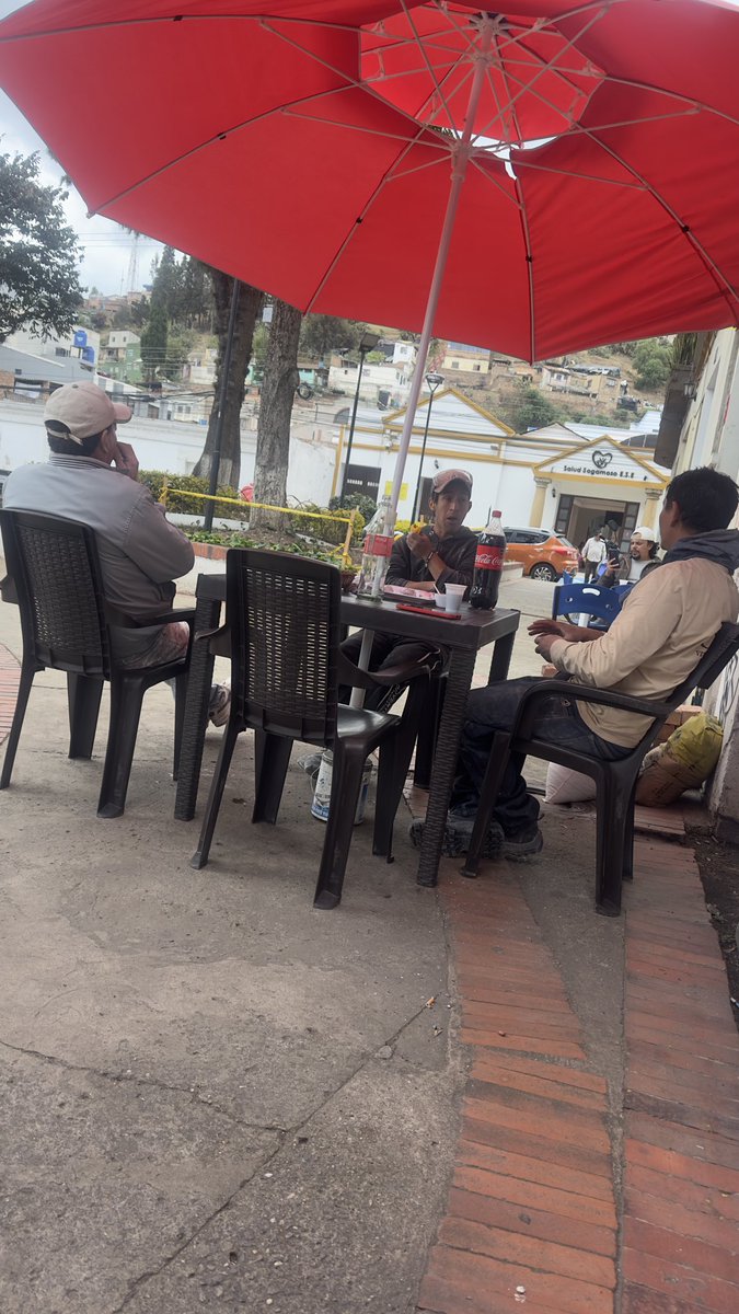 javi_1016's tweet photo. En #Sogamoso estos muchachos humildes y trabajadores dan un ejemplo de solidaridad empatía con otra gente, bendiciones por su buen corazón, https://t.co/FZ6iJ42KOL