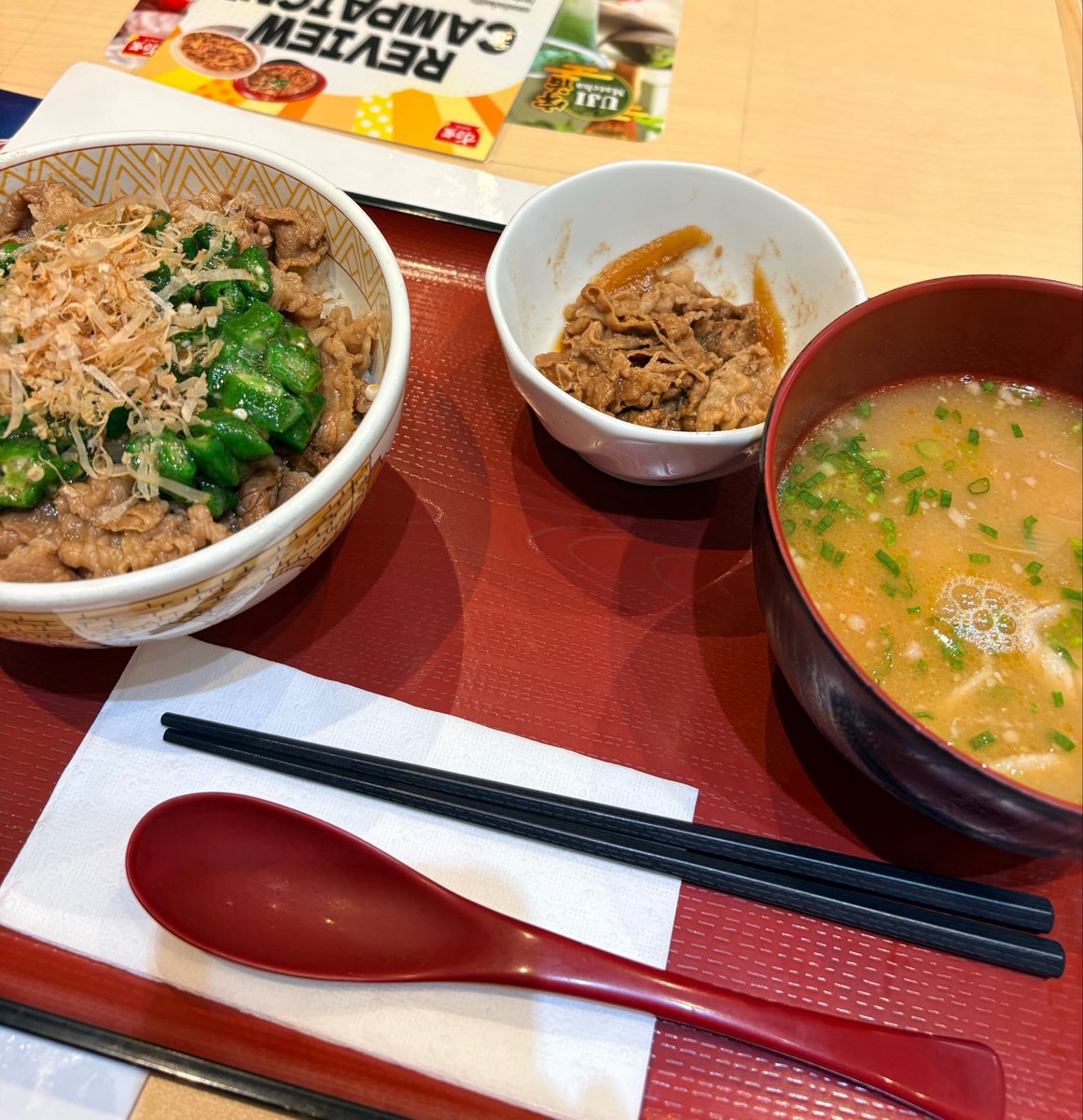 ThaiTripAddict's tweet photo. オクラ牛丼　優勝

豚汁は味が濃過ぎるけどいいね。 https://t.co/8mgmEK43Bk