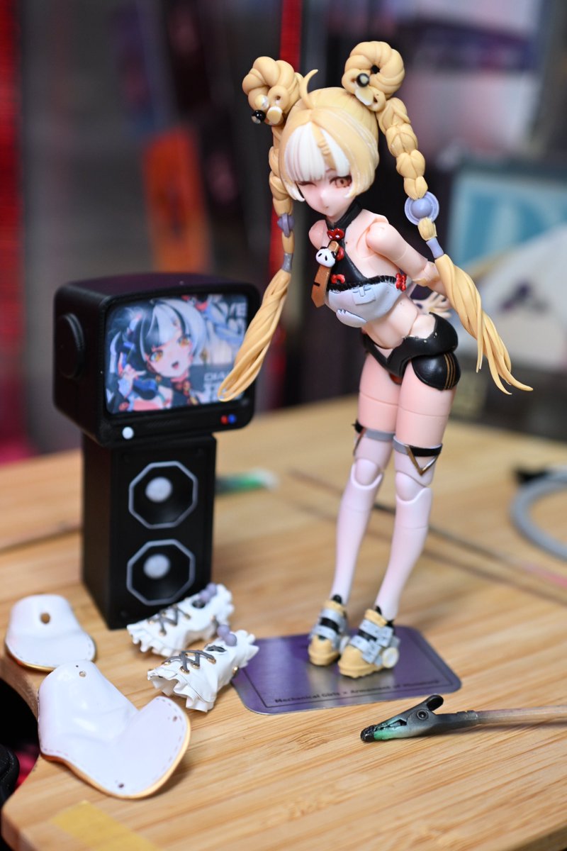 yanyan643's tweet photo. 【ゼンゼロ　ダイアリン　制作状況】

インナー塗装した記念に、かわいいポーズ
　「特別サービスですよ」

・靴
　パテ盛りとプラ板で作成
　これで本体の造形はOK。
・色々パンダ
　目はエナメル塗料で塗装🐼 https://t.co/voqGUVHHuq