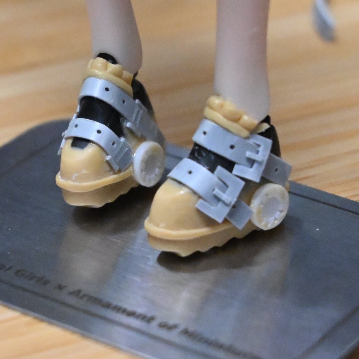 yanyan643's tweet photo. 【ゼンゼロ　ダイアリン　制作状況】

インナー塗装した記念に、かわいいポーズ
　「特別サービスですよ」

・靴
　パテ盛りとプラ板で作成
　これで本体の造形はOK。
・色々パンダ
　目はエナメル塗料で塗装🐼 https://t.co/voqGUVHHuq