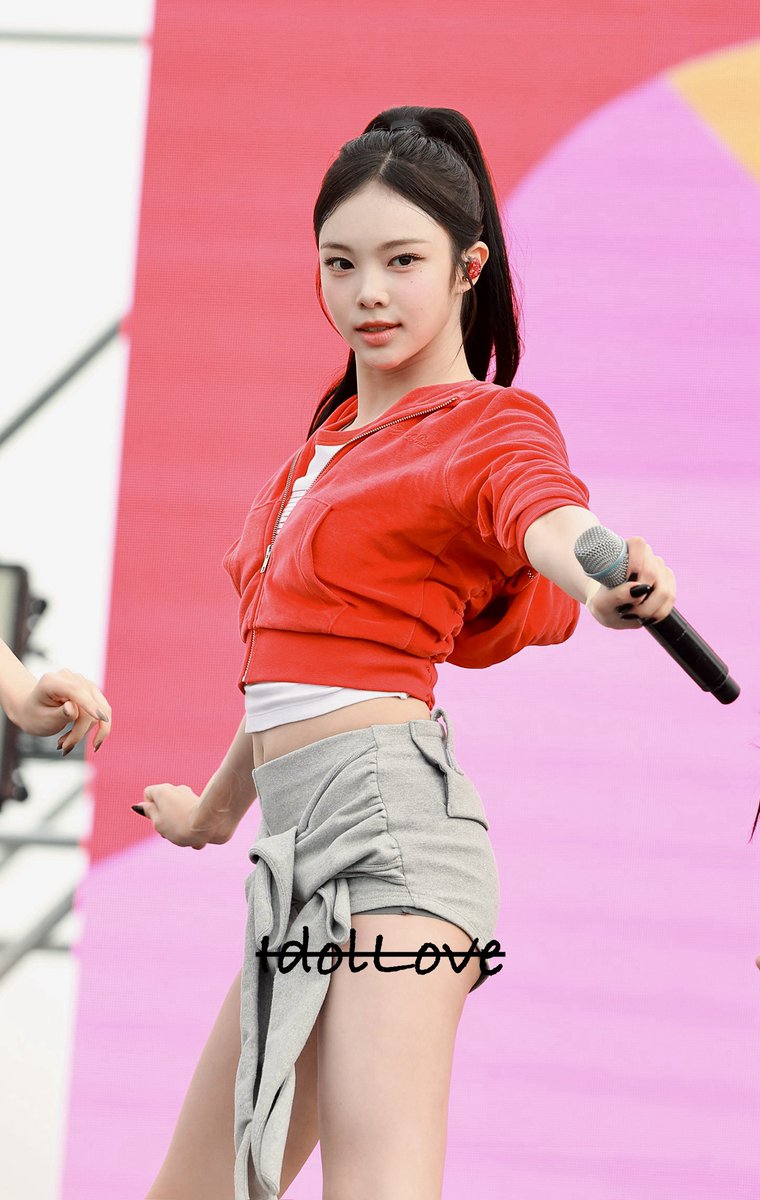 IdolLove368's tweet photo. 261003 Ian at SMRUN 26

The way she showed up bright, fresh, and so her😍

#IAN #이안 #Hearts2Hearts #하츠투하츠 #SMRUN #SMRUN26 #Kpop #4K https://t.co/CQ9uNxz1yU