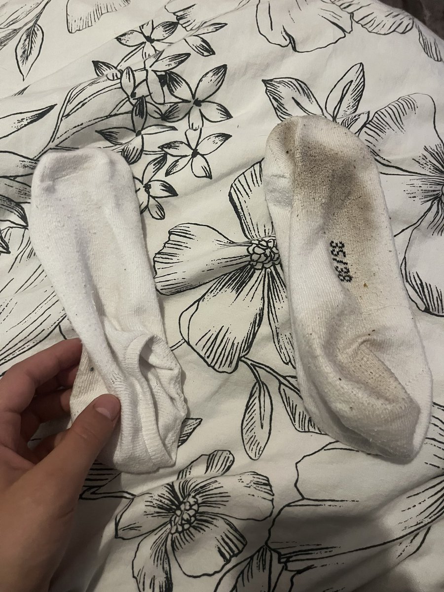 noxmony's tweet photo. Résultat des chaussettes blanches d’hier qui veut les acheter ? Me dm je lui prépare l’annonce vinted https://t.co/l8L56E0Vmq