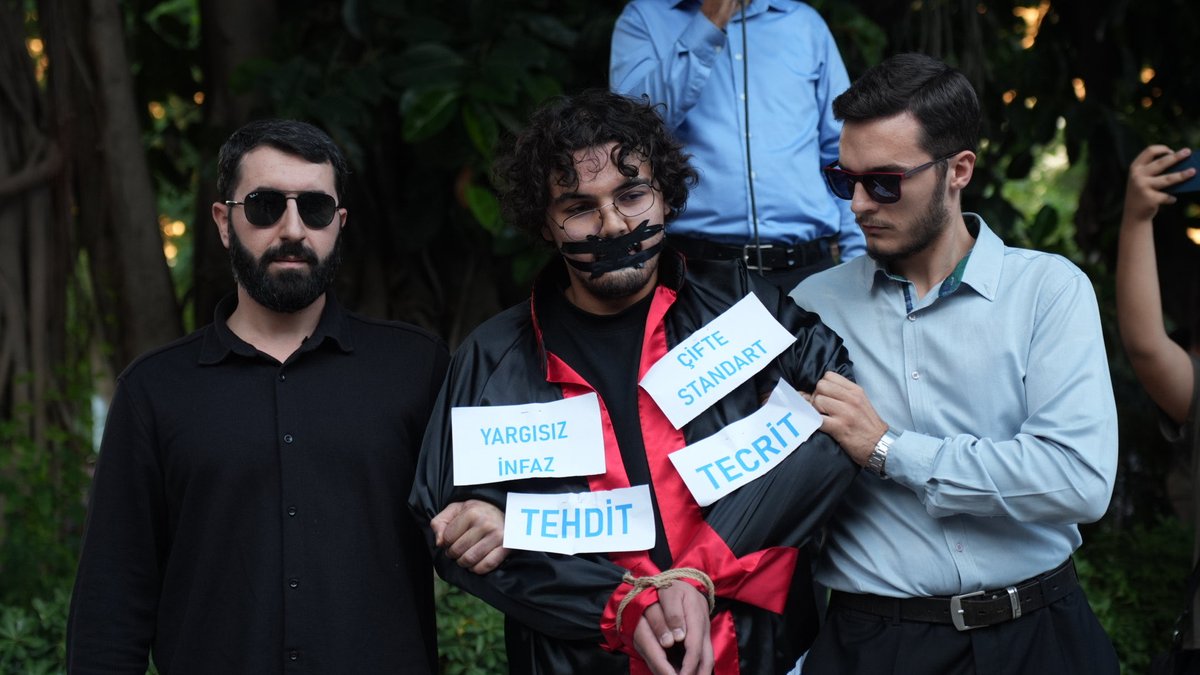 frknhrkti's tweet photo. Furkan Hareketi mensupları 2026 Türkiye’sinde yargının geldiği noktayı gözler önüne serdi…

• 03.10.2026 | Adana | Basın Açıklaması

#AdanaBasınAçıklaması
#KardeşlerimizeOzgürlük
SemraHocaya Ozgürlük
AlparslanHocaya Ozgürlük
ZulmeKarşı Meydanlardayız

Canlı Yayın:
https://t.co/g2J733iulk