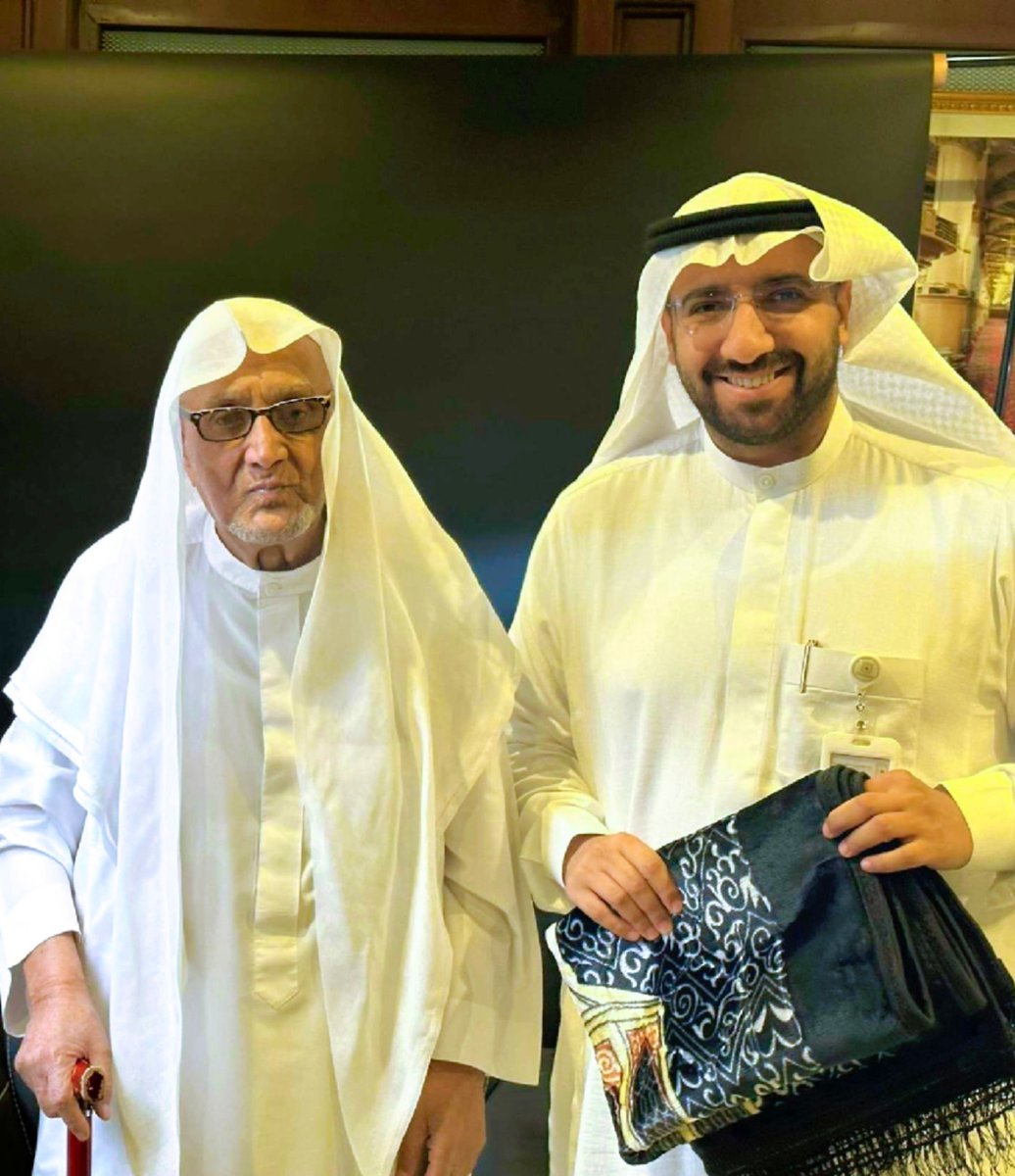 a_alwuqisi's tweet photo. أهداني الشيخ عمر الحيدري قبل سنوات سجادة صلاة (في الصورة)، ما زلت أحتفظ بها، وأصلي عليها إلى اليوم. https://t.co/lDbw4KFJWy