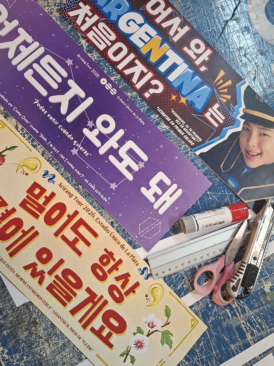 argmyprojects's tweet photo. Estamos todas de acuerdo que AMAMOS no??? Necesito que el concierto llegue YAAAAA

Lo HERMOSOS que son los banners por favor!!!!!!! Las amo diseñadoras 😫

Recuerden que @RiseOnBangtanAr los va a estar repartiendo en el estadio durante las 3 fechas! Y si quieren, pueden imprimirlos por su cuenta en este link: 

https://t.co/lwrxyRn3Ql
