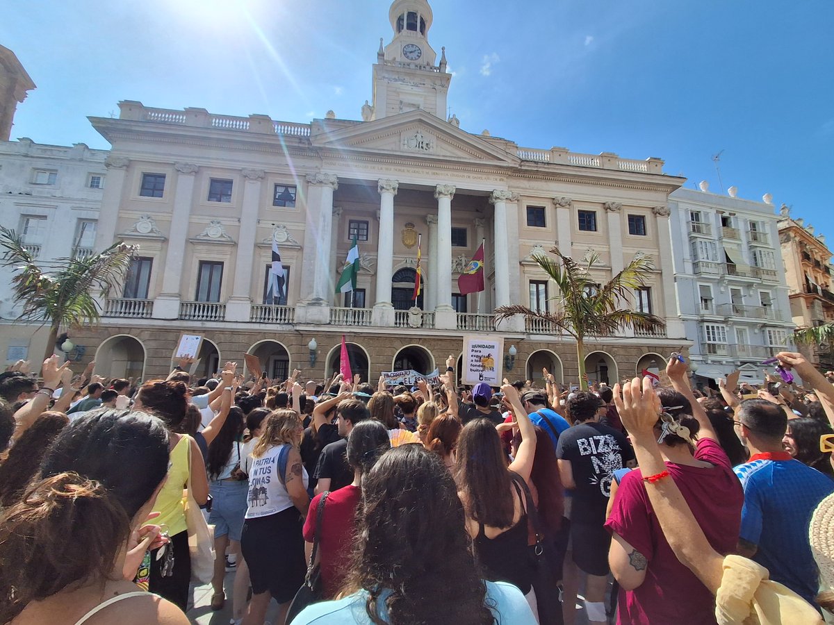 PodemosSanfer's tweet photo. 💜 Estuvimos, junto a miles, en Cádiz, en la manifestación del Sindicato de Inquilinas e Inquilinos.
👥 Respuesta masiva y primer paso de un nuevo ciclo de movilizaciones para hacer efectivo el derecho a la vivienda.
✊ Si esto no se arregla... ¡habrá huelga general!

#Cádiz https://t.co/KlmMg5Nlfe