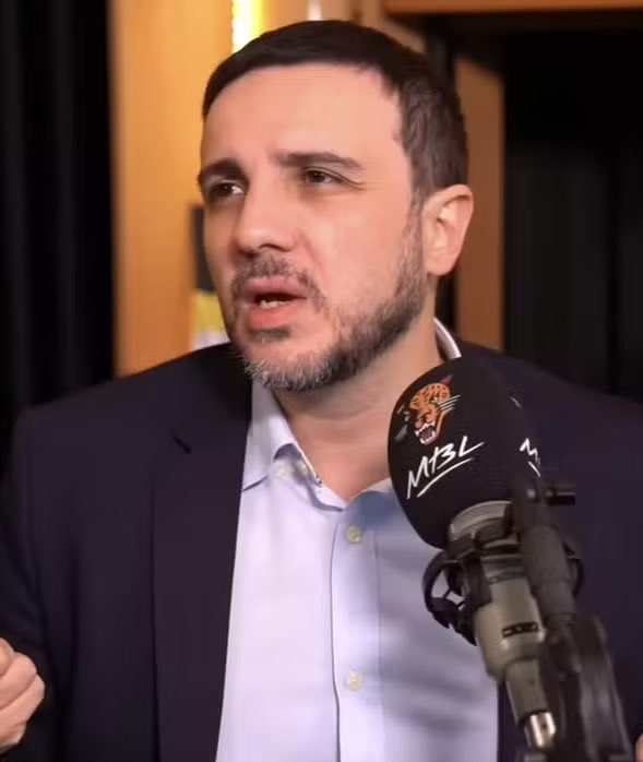 ViniciusRJ0's tweet photo. 🚨URGENTE!!🚨:

Eleitores de Renan Santos estão declarando voto útil em Flavio Bolsonaro após o conluio de Renan, Gilmar Mendes e Paulinho da Força.

“Renan Santos é parte do sistema e cabo eleitoral do Lula” - disse internauta https://t.co/ZtF4hpeyCJ
