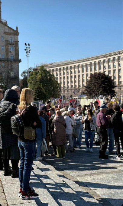 IuliiaMendel's tweet photo. It is at least the second attempt to organize a rpotest for peace in Ukraine in the recent month. First time only 15 people came to the square, this time, reportedly around 4000 people attended with the demand to make peace. https://t.co/SBiI7jiAnw