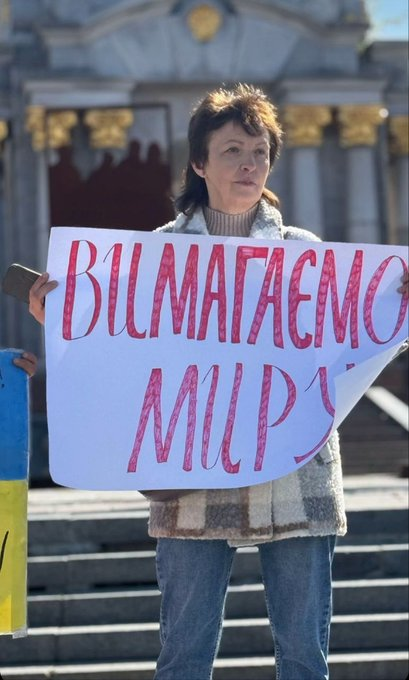 IuliiaMendel's tweet photo. It is at least the second attempt to organize a rpotest for peace in Ukraine in the recent month. First time only 15 people came to the square, this time, reportedly around 4000 people attended with the demand to make peace. https://t.co/SBiI7jiAnw
