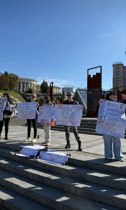 IuliiaMendel's tweet photo. It is at least the second attempt to organize a rpotest for peace in Ukraine in the recent month. First time only 15 people came to the square, this time, reportedly around 4000 people attended with the demand to make peace. https://t.co/SBiI7jiAnw