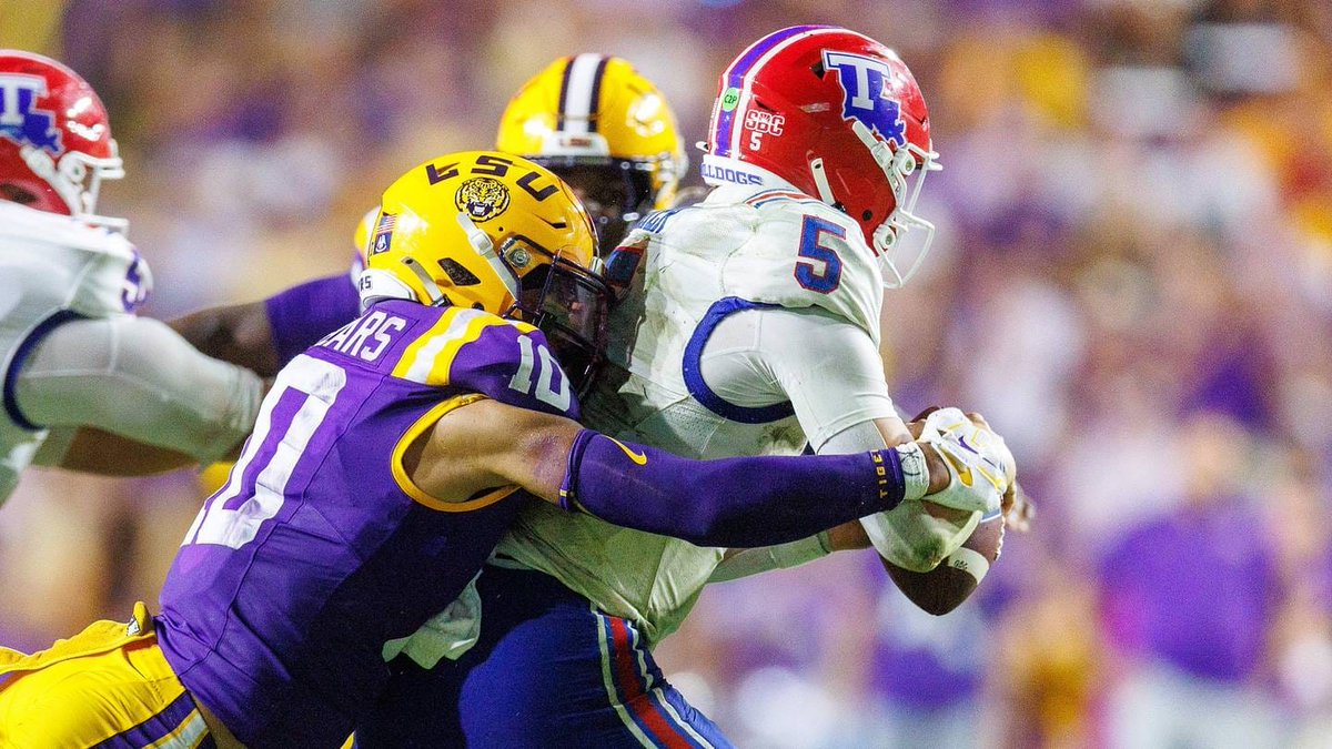 GeauxBot's tweet photo. LSU pass rush still setting the national standard amid injuries. Per SI / LSU Country https://t.co/3IEEJsPJl6