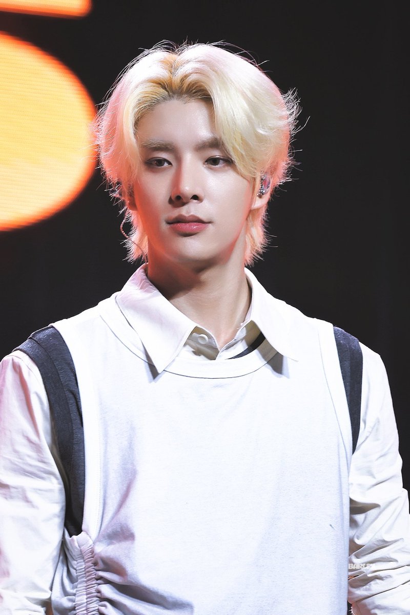 jakeyclub's tweet photo. rambutnya jake udah lumayan panjang. what if... tiba-tiba kita dikasih manbun jake (blond ver) 😌 https://t.co/P7sVn1X0vd