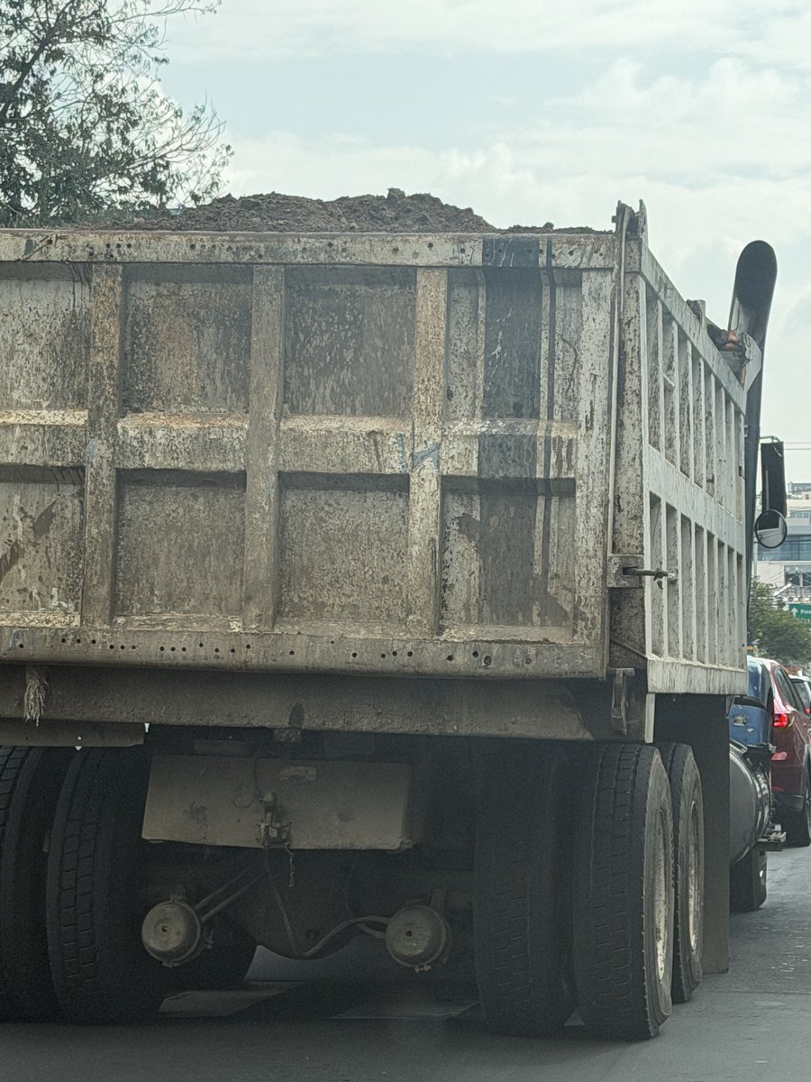 LeonardoCurzio's tweet photo. Privilegios capitalinos. Circular sin placas, contaminar ostensiblemente, frenar con motor en zona urbana… https://t.co/yY6yuzJETC