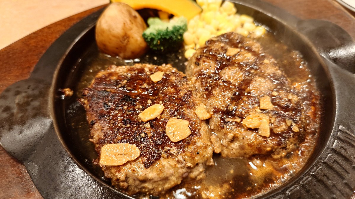 hirohiroyomi's tweet photo. フライングガーデンの爆弾ハンバーグ😋 https://t.co/bHTTIIGOdn