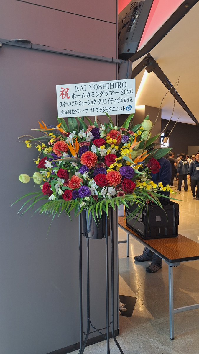 toyokoro's tweet photo. 甲斐よしひろホームカミングツアーZepp横浜行ってきた
通常運転の15分遅れで開演
知ってる曲が2曲しかなくて私はソロはあまり聞いてこなかったんだなぁと
でも甲斐さんの歌声が好きで素敵だったしTOKIEさんのベースと土屋公平さんのギターも聞けて嬉しかった♪
帰りに🍺飲んじゃった😅
おやすみなさい https://t.co/MSXHnFQ4TT