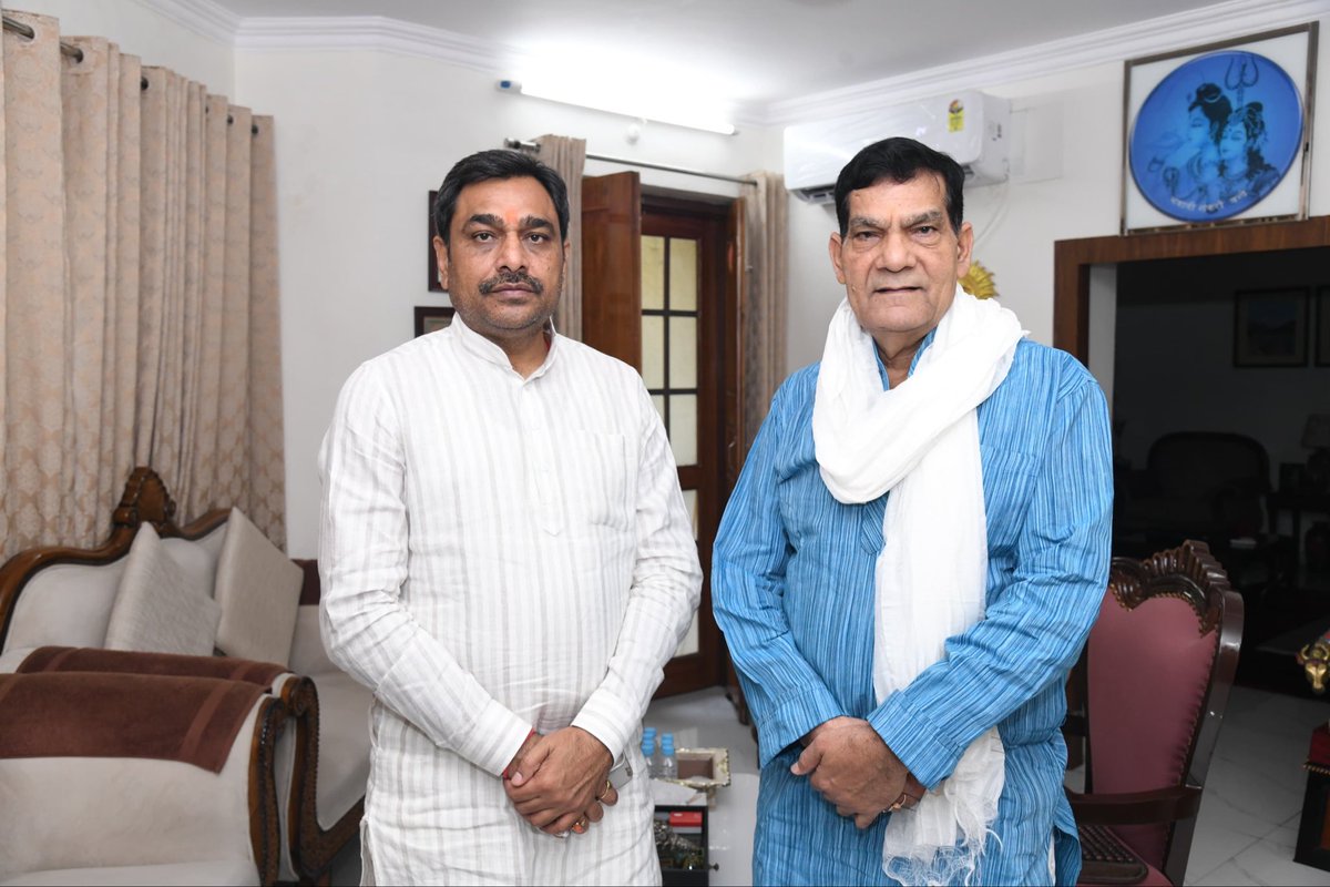 AKSharmaOffice's tweet photo. माननीय विधायक बबीना, झांसी श्री @rajeevsinghmla जी ने आज दोपहर 1:40 बजे माननीय मंत्री श्री @aksharmaBharat जी से शिष्टाचार भेंट की।
@narendramodi @myogiadityanath @AmitShah @NitinNabin @mppchaudhary @idharampalsingh
#NayeBharatKaNayaUP
#GoodGovernance
#HumaraUP #VikasExpress https://t.co/2ect0KCYtu