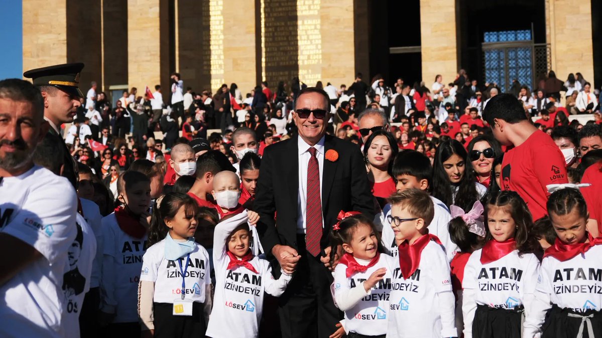 losev1998's tweet photo. LÖSEV Ailesi Atamızın huzurunda🇹🇷

Lösemili Çocuklarımız, tedavilerinin en zorlu dönemlerini
atlattıktan sonra Anıtkabir'e giderek Atatürk'e iyileşme sözü veriyor:

“Sen ülkemizi işgal eden düşmanlara karşı nasıl uzun bir savaş
verdiysen ve sonunda kazandıysan, biz de lösemiye karşı büyük bir mücadele vereceğiz. Senin arkanda Türk halkı vardı, bizim arkamızda da LÖSEV var.
Sevgi, iyilik ve umut dolu mücadelemizin sonunda mutlaka BİZ
KAZANACAĞIZ.”
#AtamİzindeyizLÖSEV