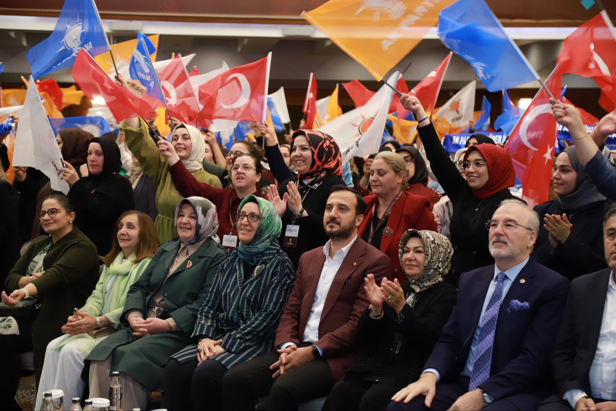 akkadinistanbul's tweet photo. İstanbul’un mahallelerinden gelen ses, bugün tek bir salonda buluştu.🧡

İl Başkanımız @abdullahozdemir’in hitaplarıyla; 39 ilçeden gelen Mahalle Başkanlarımızla aynı heyecanı, aynı kararlılığı ve aynı coşkuyu paylaştık.

Salondaki enerji sözlere, alkışlara ve yüzlerce Mahalle Başkanımızın heyecanına yansıdı.

#BizimHikayemiz