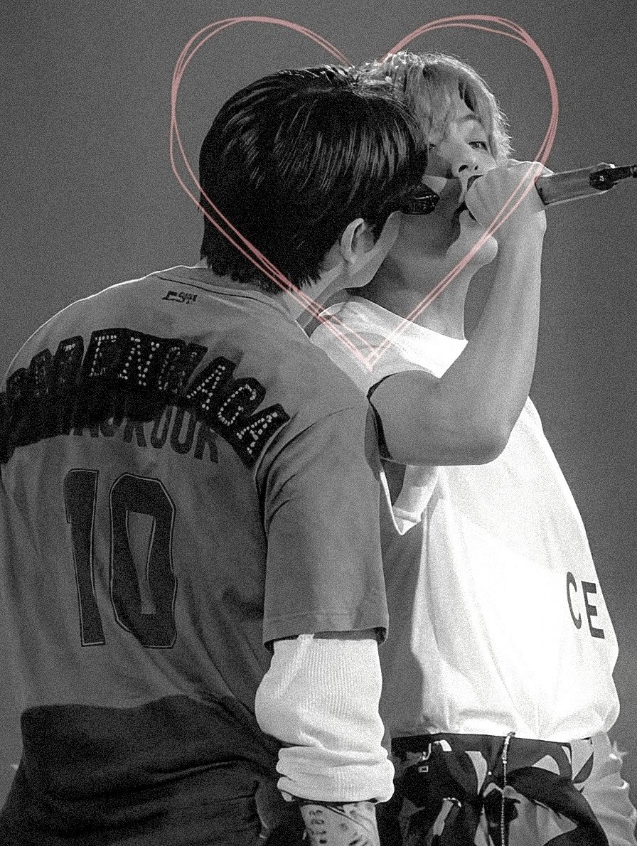 jkissthv's tweet photo. taekook’s heads meet and they become a " no-space couple, 👥 " impossible to separate them after that https://t.co/Omwai8aKZ7