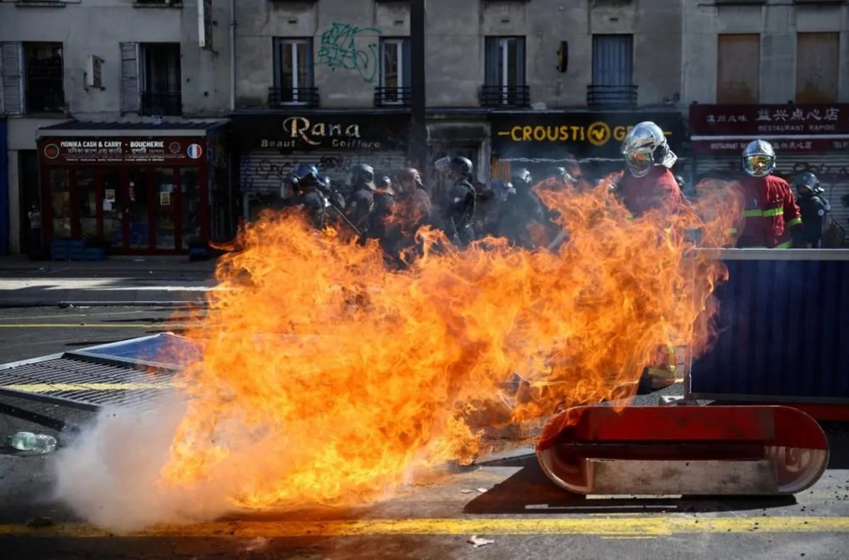 newsonline_gr's tweet photo. Γαλλία: Χάος στις μαθητικές διαδηλώσεις – Μαθητής έχασε το μάτι του, επιθέσεις με βενζίνη και φλογοβόλο dlvr.​it/TVm18M https://t.co/jpDfEkmSlo
