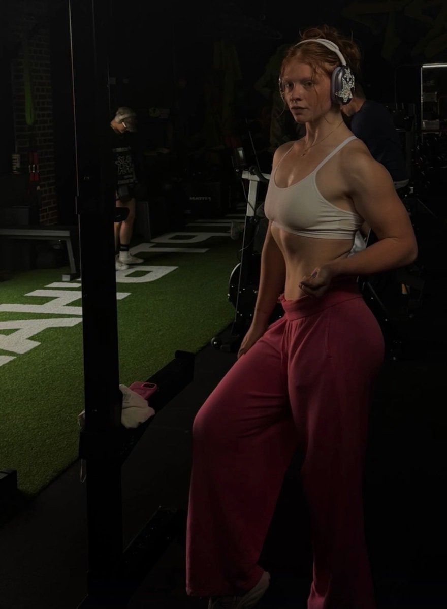 jasondotbackup's tweet photo. @valeck07 @aidannonx she’s a gym freak https://t.co/woouXGa89m