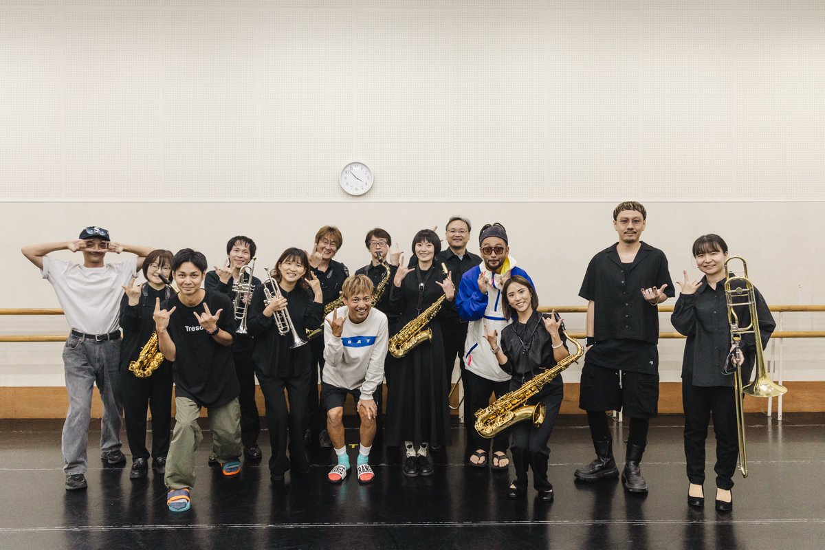 orangerangenow's tweet photo. ＼\ #ニコニコカーニバル コラボ/／

本日の長野公演は地元から🤝

長野県大町岳陽高等学校 （スマイルジャズダンススタジオ）と、
大町市民吹奏楽団によるコラボパフォーマンスを披露しました🕺🎷

NEXT 👉 10/4 新潟・糸魚川市民会館

Photo by @leifilmworks

#ORANGERANGE #レンジ25周年イヤー https://t.co/2bmjzDS6YN