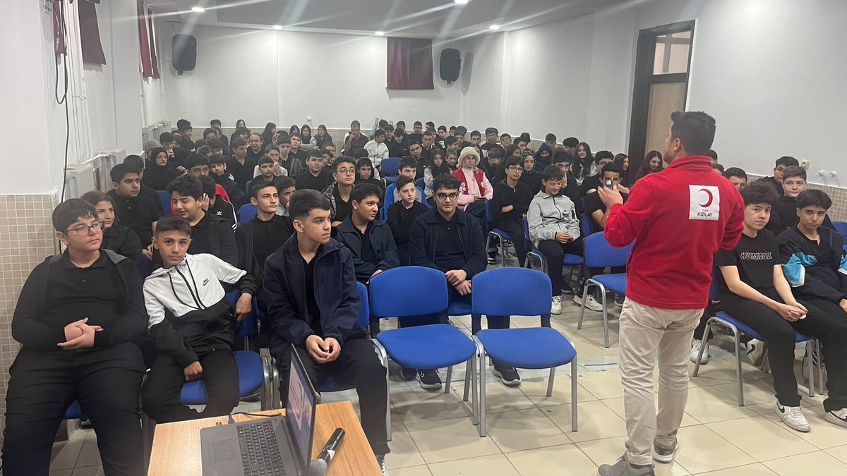 selcukluttmtal's tweet photo. Konya Kızılay Şubesi personeli İbrahim MACAR tarafından öğrencilerimize yönelik “Afetler ve Korunma Bilinci” konulu seminer gerçekleştirildi.
@konyamem
@MeslekiEgitim42 https://t.co/RwuOc8WvLV